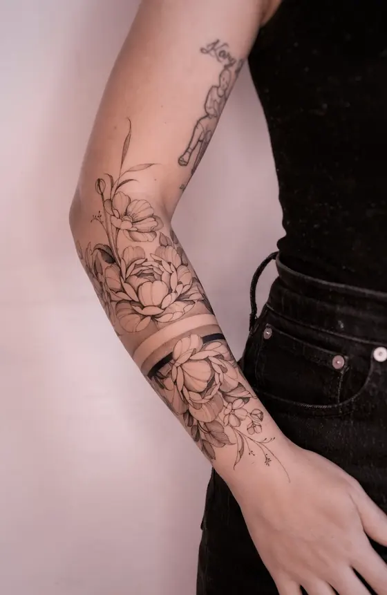 Fine line botanical tattoo on the arm by Ingrid Campelo